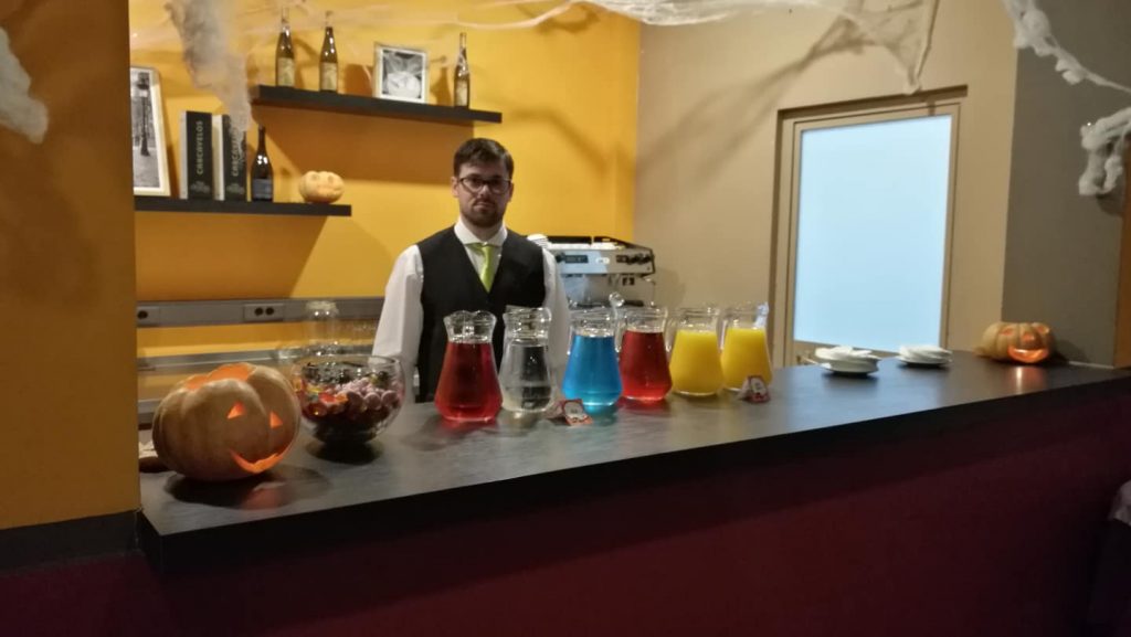 45148054_1892108637574299_2114497251194699776_o